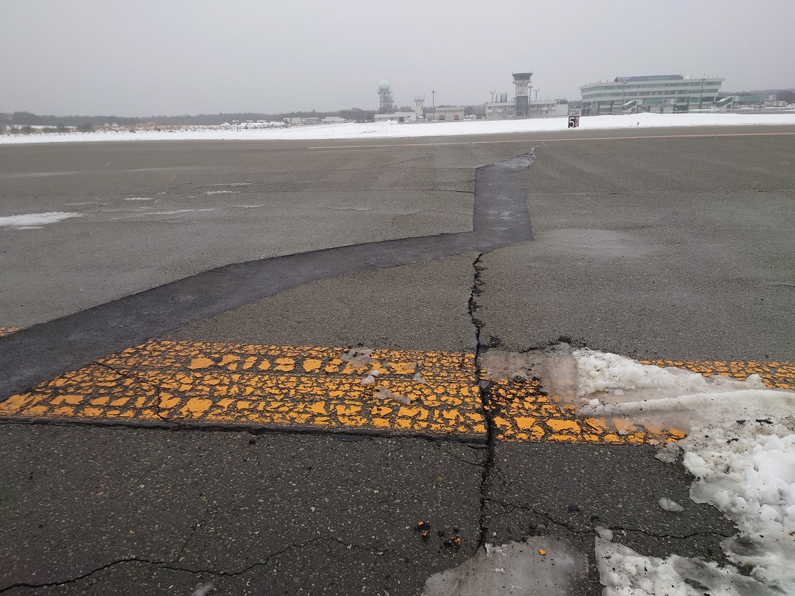 石川県は能登空港の滑走路で段差が最大だったひび割れを、空港の仮復旧のため補修した。2024年1月10日に撮影（写真：石川県）