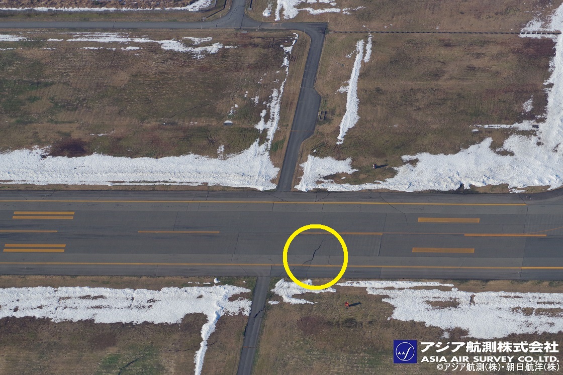 被災直後の能登空港滑走路の航空写真。黄色の線で囲んだ箇所に最大段差のひび割れがあると見られる。2024年1月2日に撮影（出所：アジア航測・朝日航洋の写真に日経クロステックが加筆）