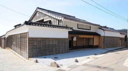 被災前の主屋。瓦ぶきの切り妻屋根で、壁面はしっくいと板張りによる。主屋は1872年(明治5年)に再建されたものと伝えられる(出所:輪島市)