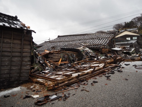 倒壊した主屋を西側から見る。左手は塩物蔵(写真:日経クロステック)