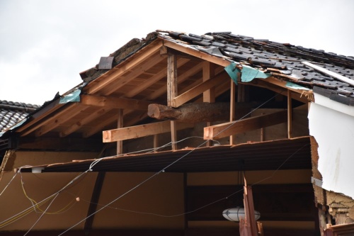 露出した主屋の小屋組み。比較的新しい材料を使っている様子がうかがえる(写真:日経クロステック)