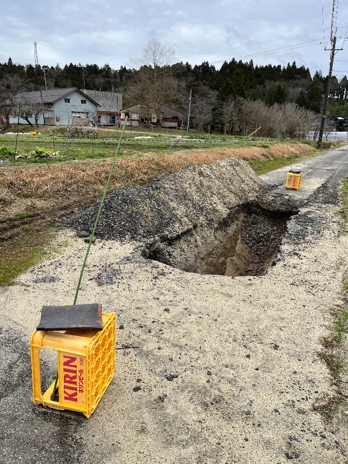 地元住民が注意喚起のために、主要ではない町道の陥没箇所の前後に設置したと見られるビールケース（写真：パシフィックコンサルタンツ）