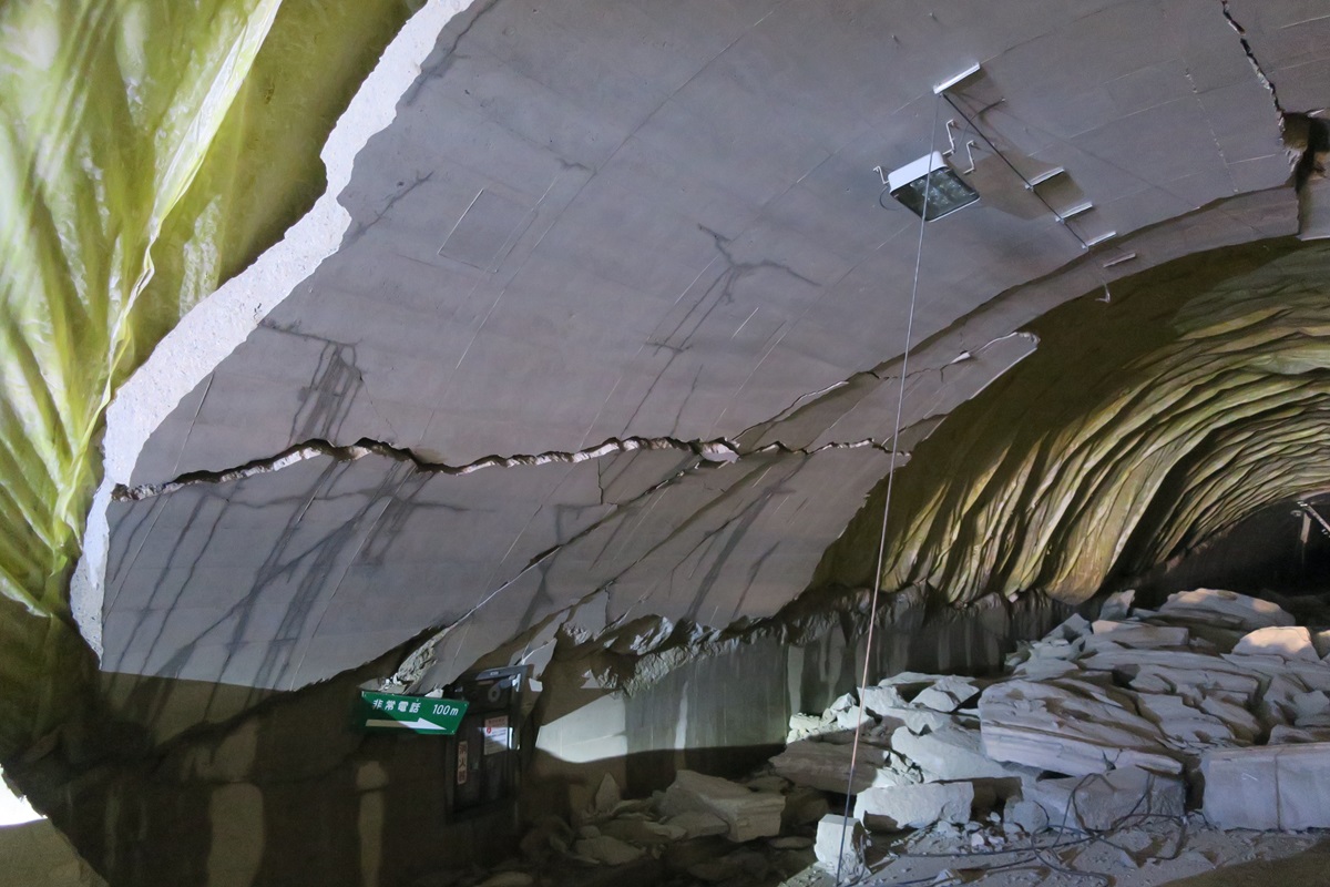 延長100mのコンクリートが崩落した大谷トンネル、周辺に地滑りの痕跡