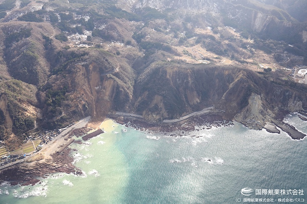 珠洲市を走る国道249号沿いで起こった大規模な斜面崩落（写真：国際航業、パスコ）