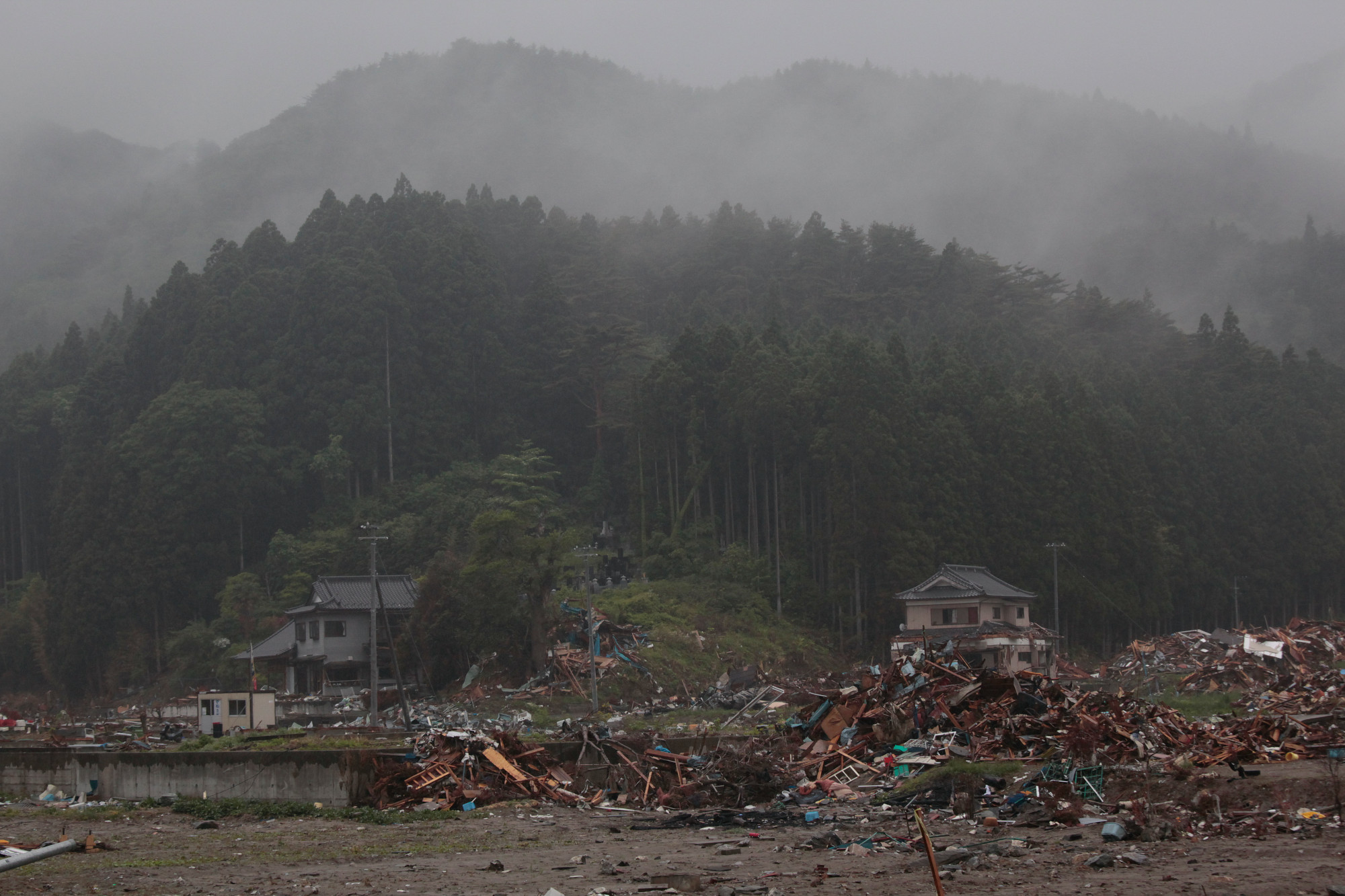 篠山紀信氏が撮った東日本大震災、畏怖すべき存在として自然と向き合う | 日経クロステック（xTECH）