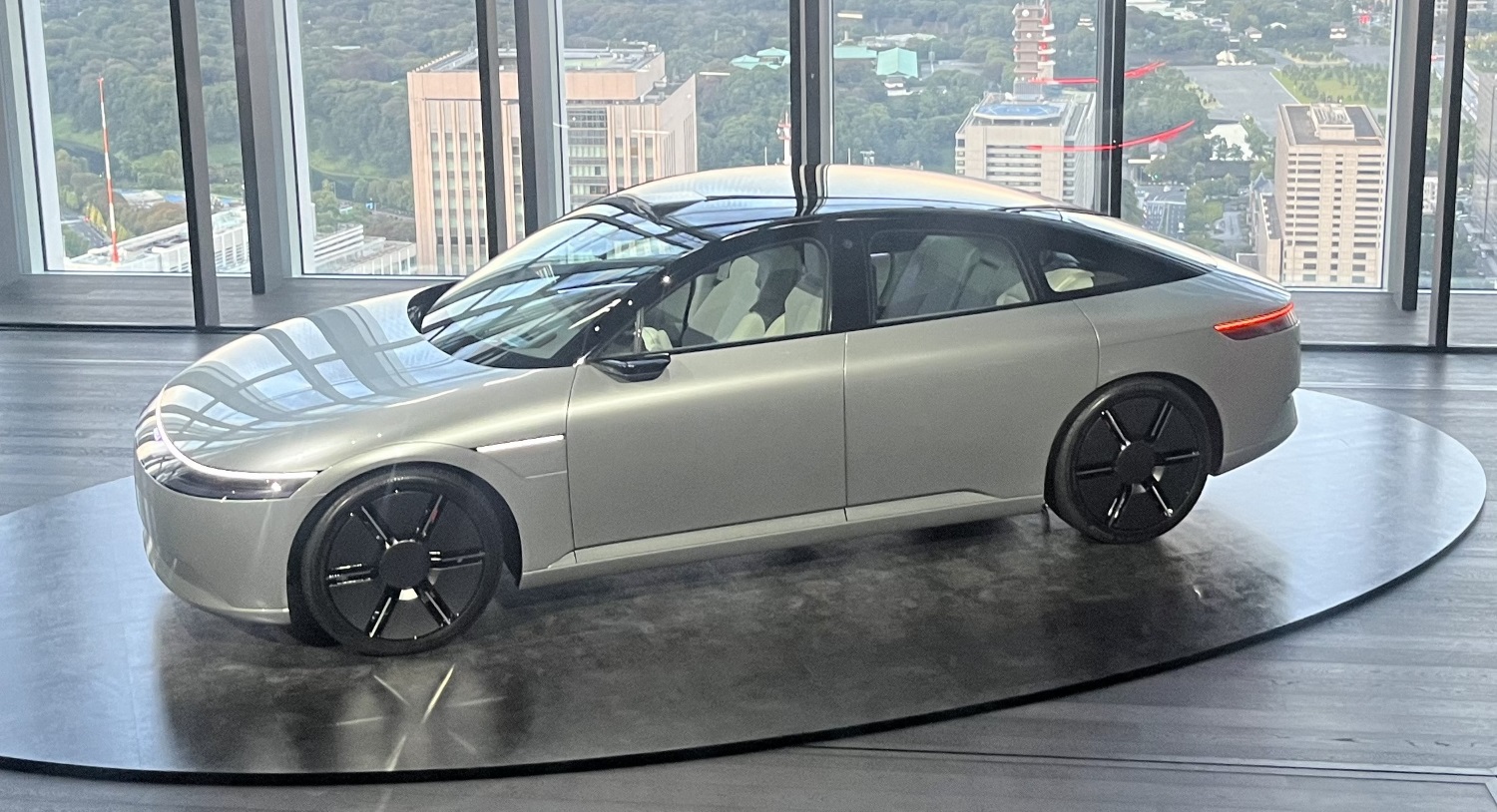 ソフトがクルマを左右、鍵は自動車メーカーの車載OS | 日経クロス