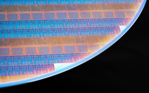 Intelは裏面電源供給技術を2024年内にも実用化する。写真は裏面電源供給が初めて採用された「20A」プロセスのウエハー(出所:Intel)