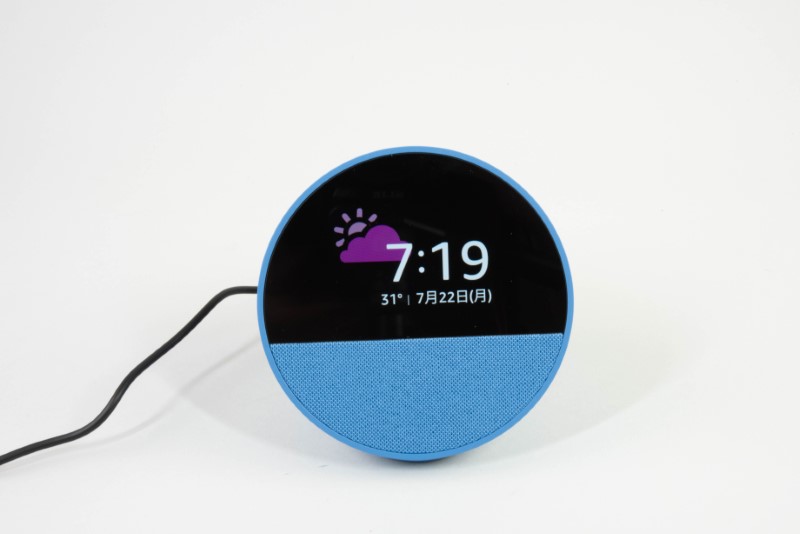 Echo Spot」で時刻や天気を確認、声だけで目覚ましセットして
