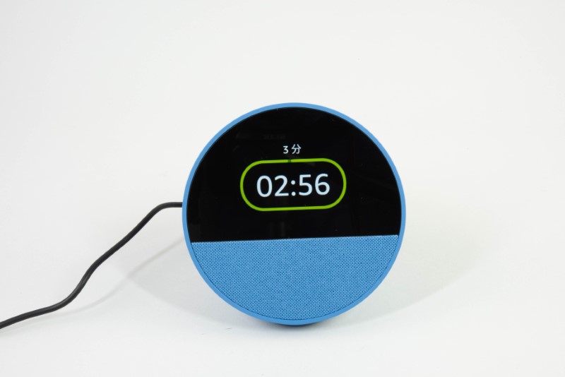 Echo Spot」で時刻や天気を確認、声だけで目覚ましセットして気温も