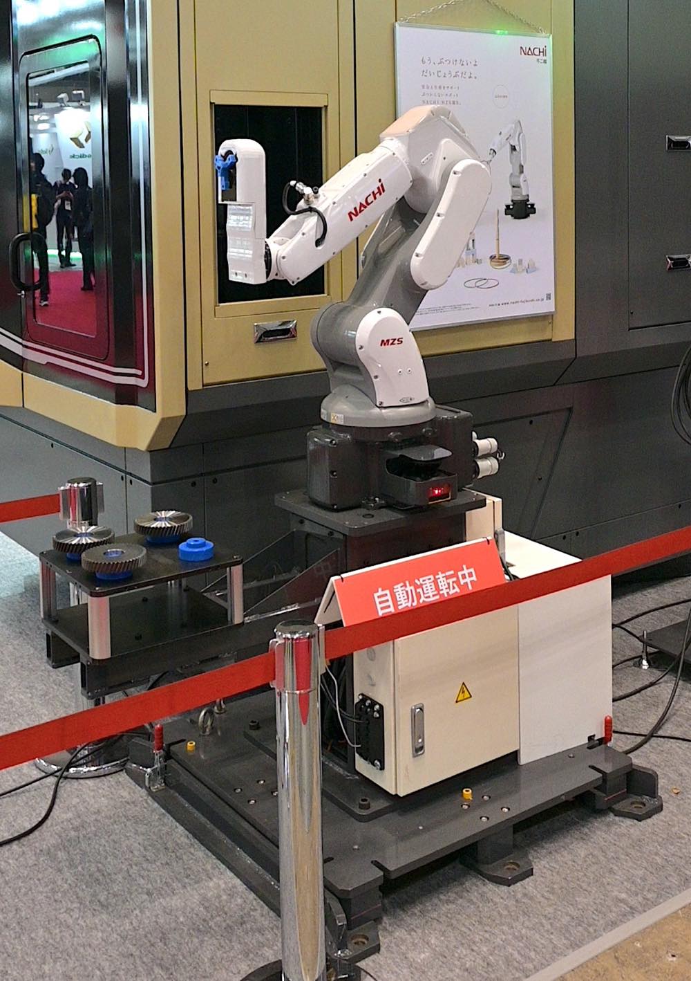 不二越、ぶつかる前に止まって自動で再起動する協働ロボット | 日経