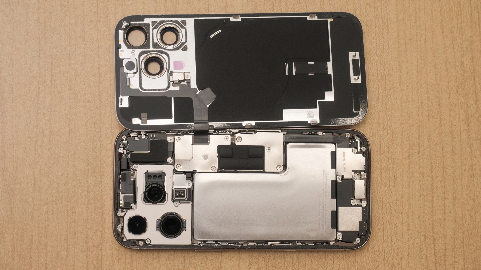 iPhone 16 Proのメイン基板が約3割小さく、部品がぎっしり両面に