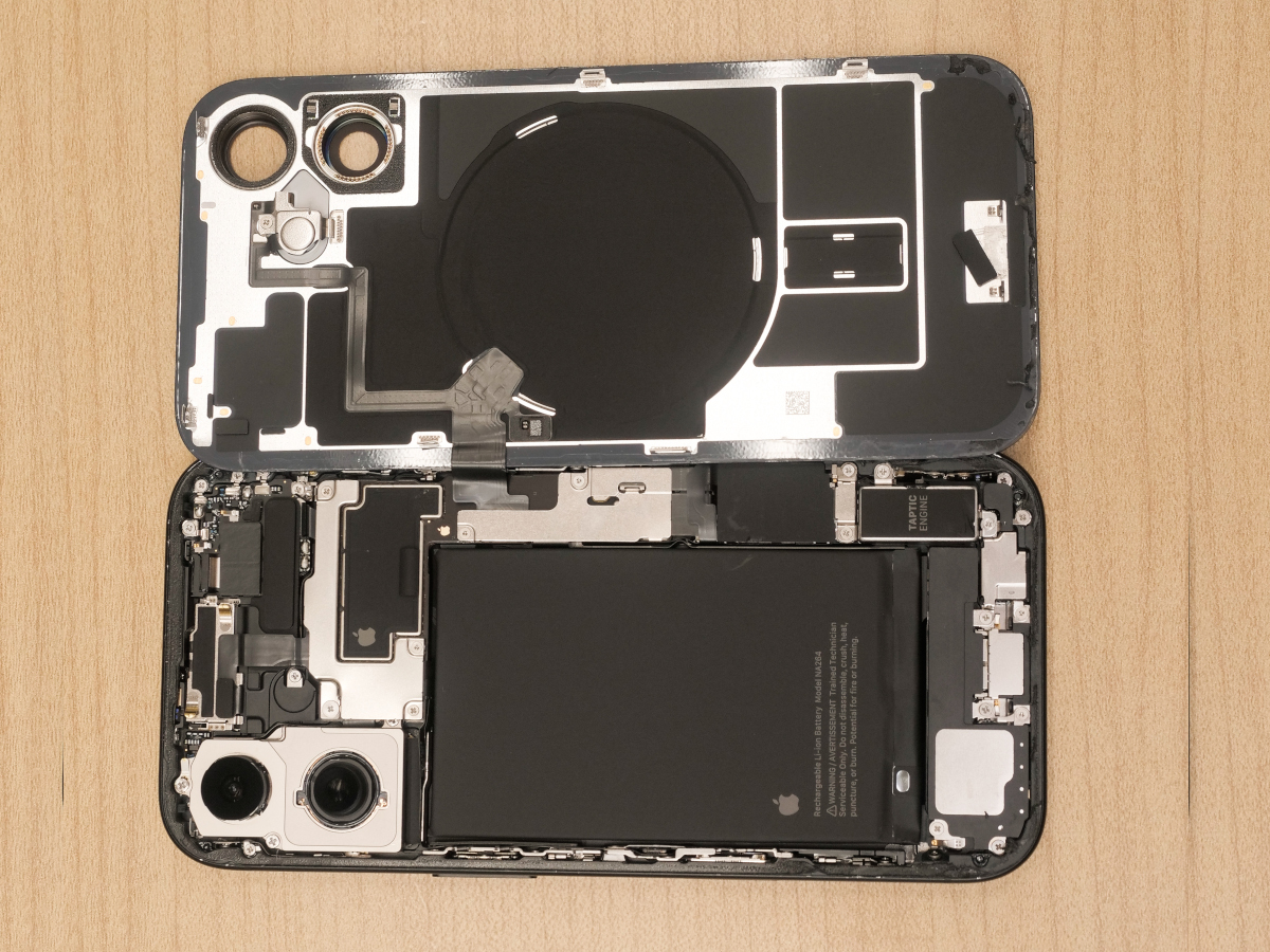 ほぼ丸ごと再設計のiPhone 16内部、バッテリー外しが劇的簡易化 | 日経