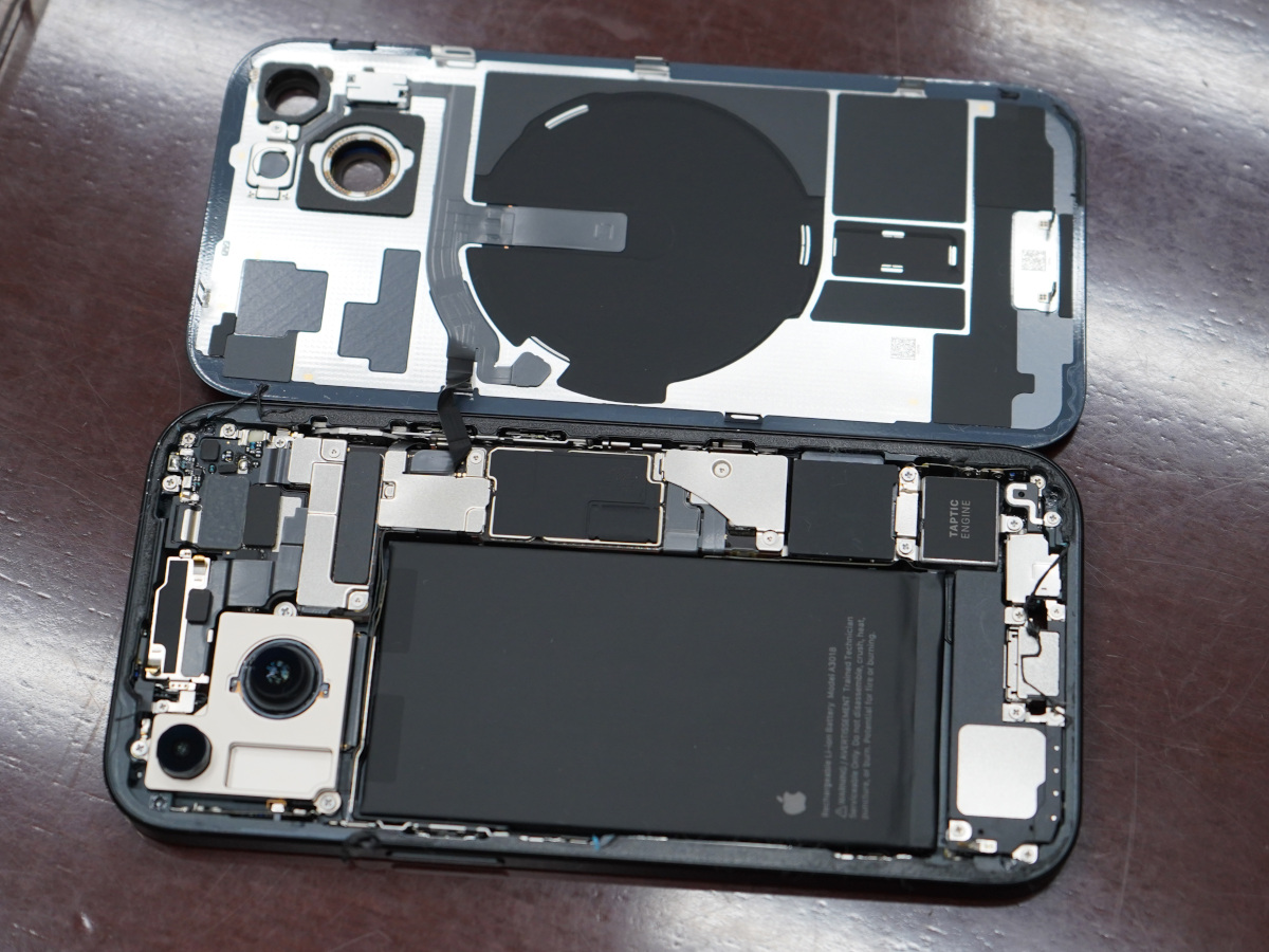 ほぼ丸ごと再設計のiPhone 16内部、バッテリー外しが劇的簡易化