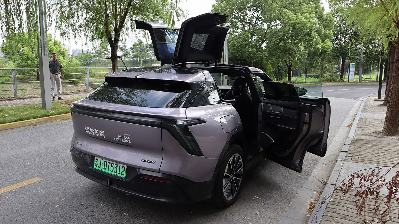 中国EVの独自仕様、実車で分析　日系サプライヤーに好機