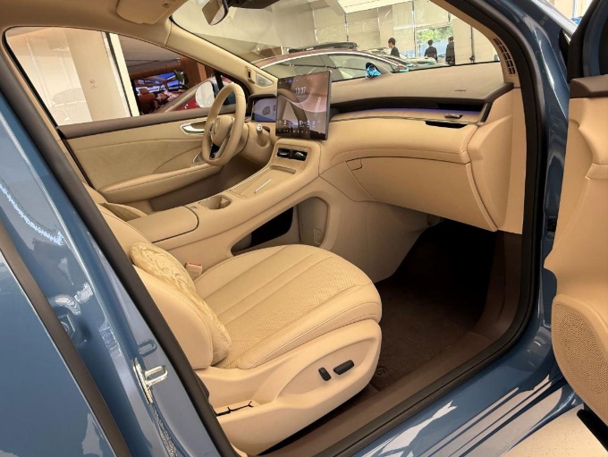 HIMAの尚界「H5」。フロント中央に大型ディスプレー、メーター部にサブディスプレーを搭載する(写真:筆者)