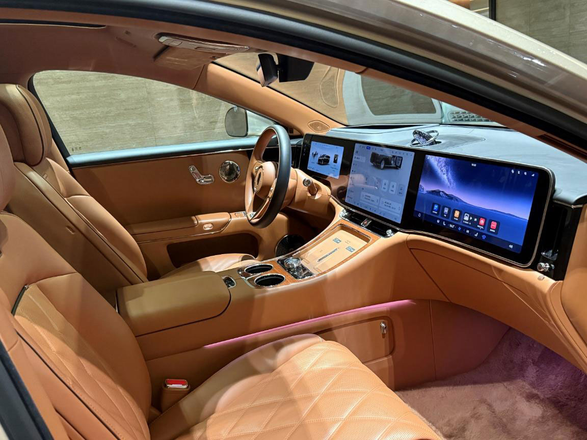 HIMAの尊界「S800」。運転席から中央部、助手席までダッシュボード全面をカバーする超大型ディスプレーを備える（写真：筆者）