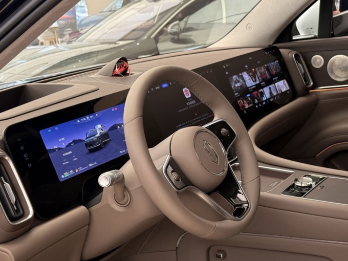 HIMAの問界「M9」。こちらも超大型ディスプレー仕様だ(写真:筆者)