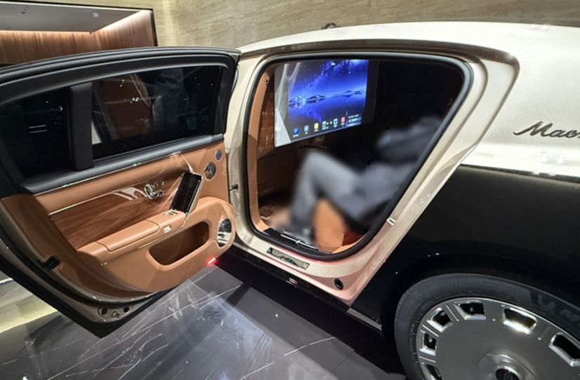 尊界S800は後部座席前に大型スクリーンを備える（写真：筆者）