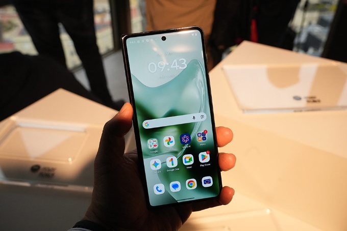 折りたたみ時はフツーのスマホのように使える