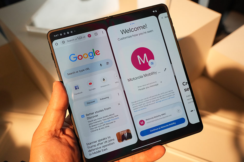 開くと8.1インチの大画面を利用可能。このように3つのアプリを同時に起動できる。右のアプリ画面は隠れているが、スライドして素早く表示を切り替えられる