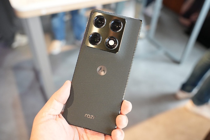 5000万画素の3眼カメラを搭載