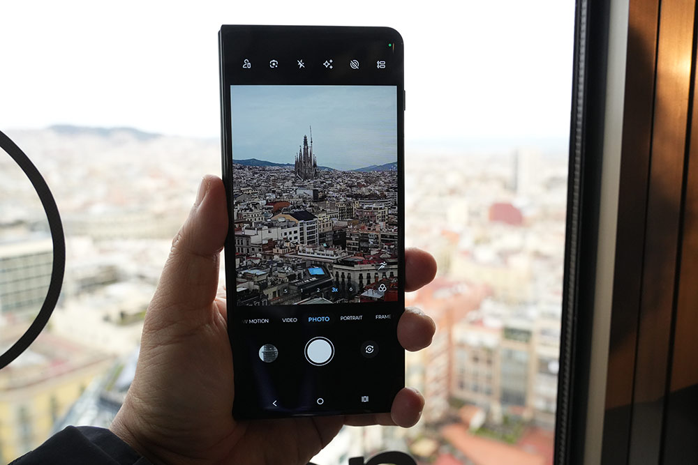 望遠は光学3倍。6倍も光学ズーム相当の画質で撮影できる