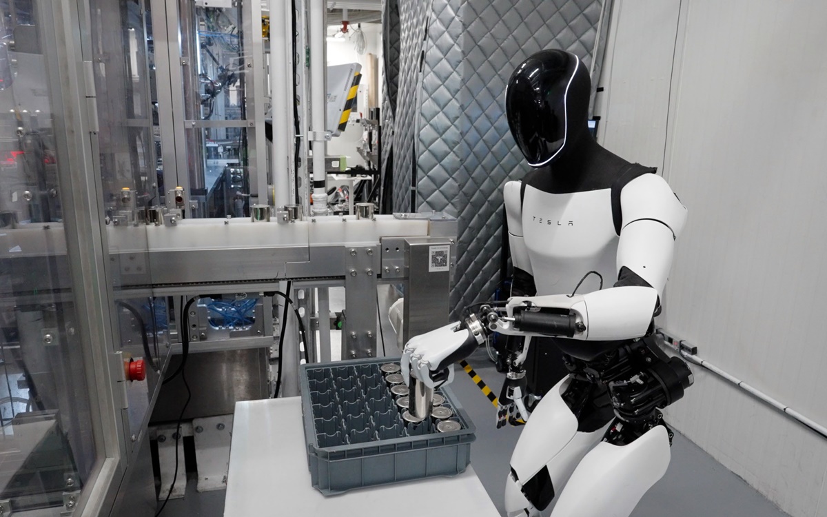 人型ロボットが自動車工場や物流倉庫へ、テスラは25年から数千台配備