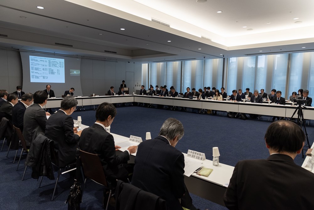 2024年12月16日に東京都千代田区の東京ガーデンテラス紀尾井町で「改正建築物省エネ法・建築基準法の円滑施行に関する連絡会議」が開かれた。関係団体の幹部たちが一堂に会し、各団体による脱炭素大改正の周知活動などについて、成果報告をした（写真：日経クロステック）