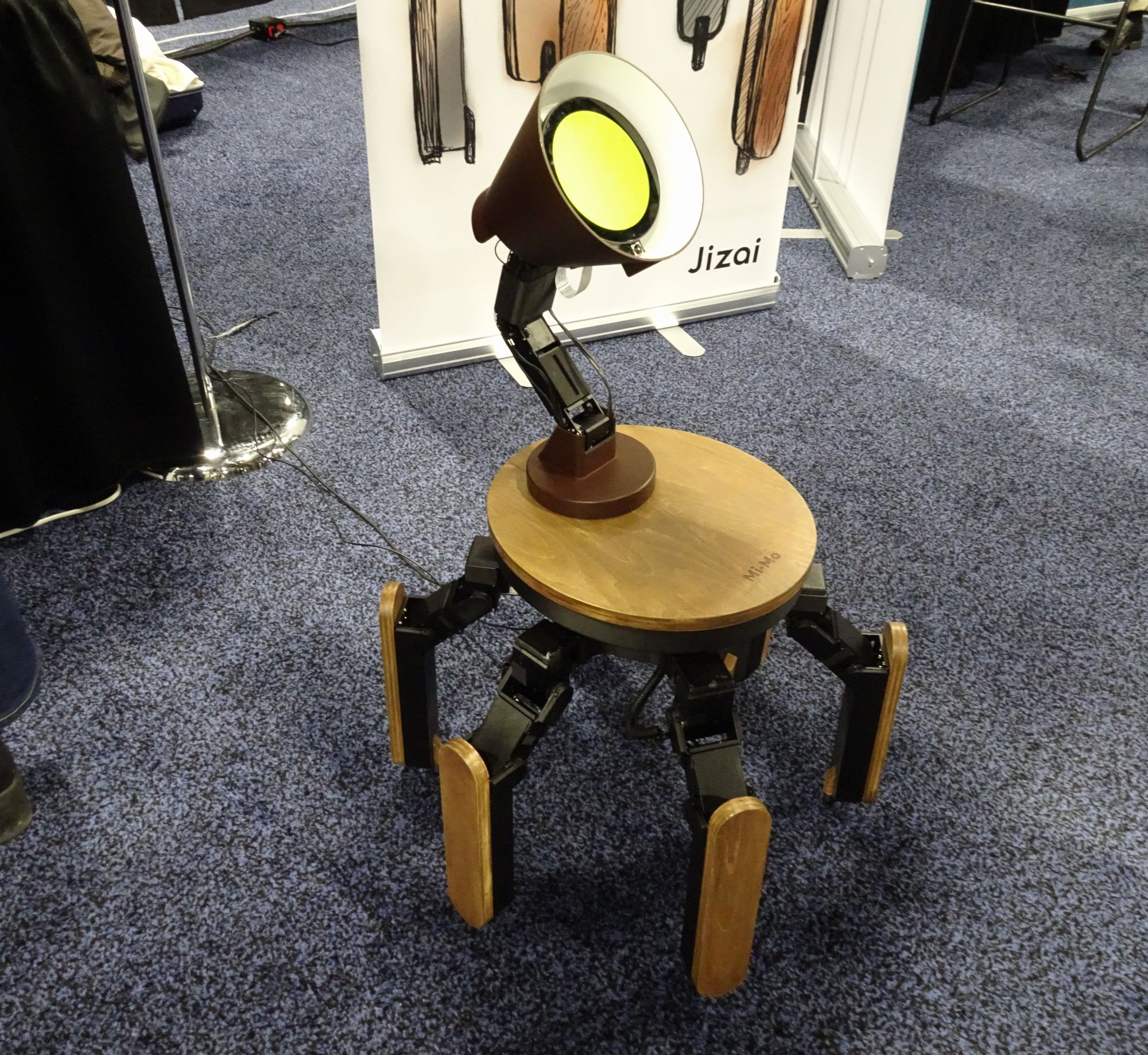 ロボット版AIエージェントがCESに登場、複数のAIモデル搭載 | 日経