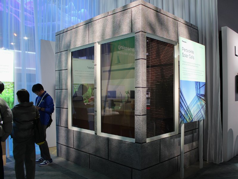 パナソニックがCESで「発電するガラス」、効率と耐久性シリコン並みに