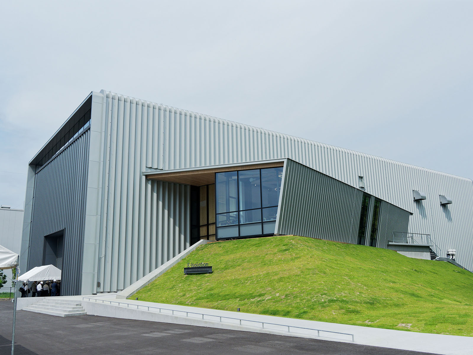 免震ゴムが振幅1mの大変形、世界トップレベルの試験機が切り開く建築の