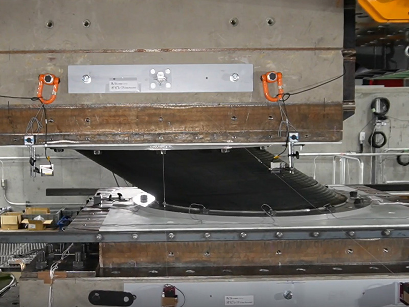 免震ゴムが振幅1mの大変形、世界トップレベルの試験機が切り開く建築の未来