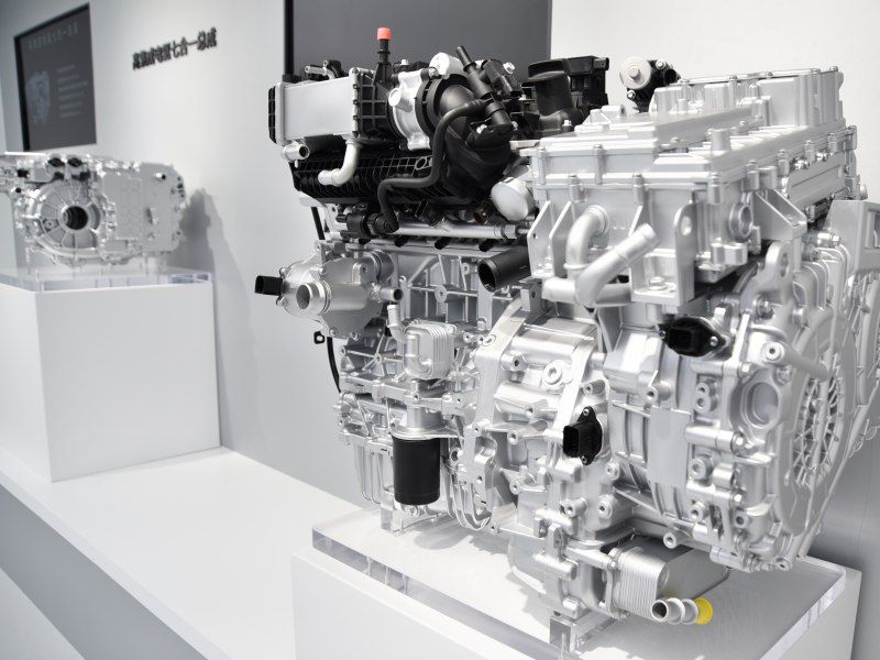 「ハイブリッド専用エンジン」で争うBYD・吉利、土俵に立てない日本勢