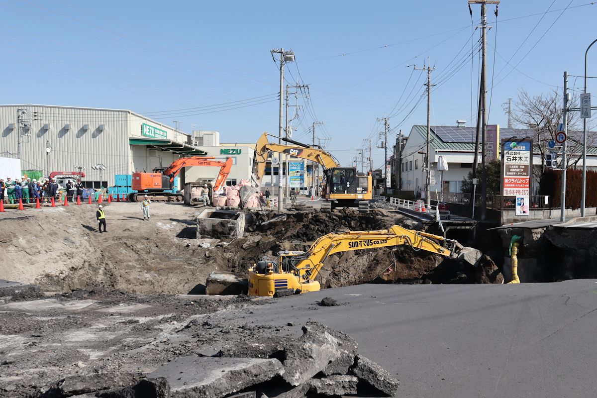 2025年2月1日に撮影した陥没現場。中央付近に見える四角いコンクリートの箱が、穴から引き上げられた雨水管の一部（写真：日経クロステック）