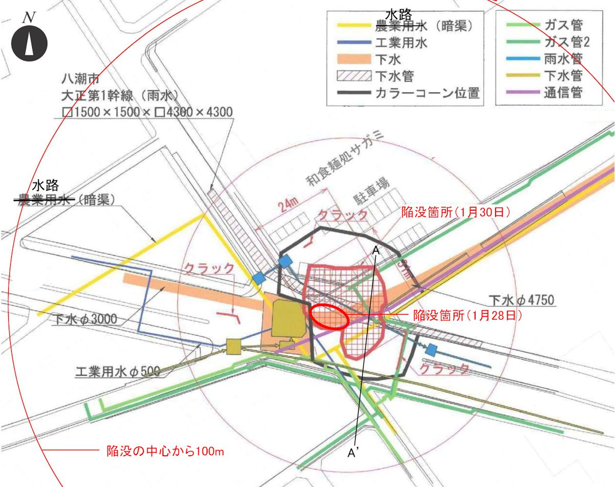 陥没箇所周辺の平面図。交差点内にある下水道の四角いエリアはマンホール（出所：埼玉県の資料に日経クロステックが加筆）