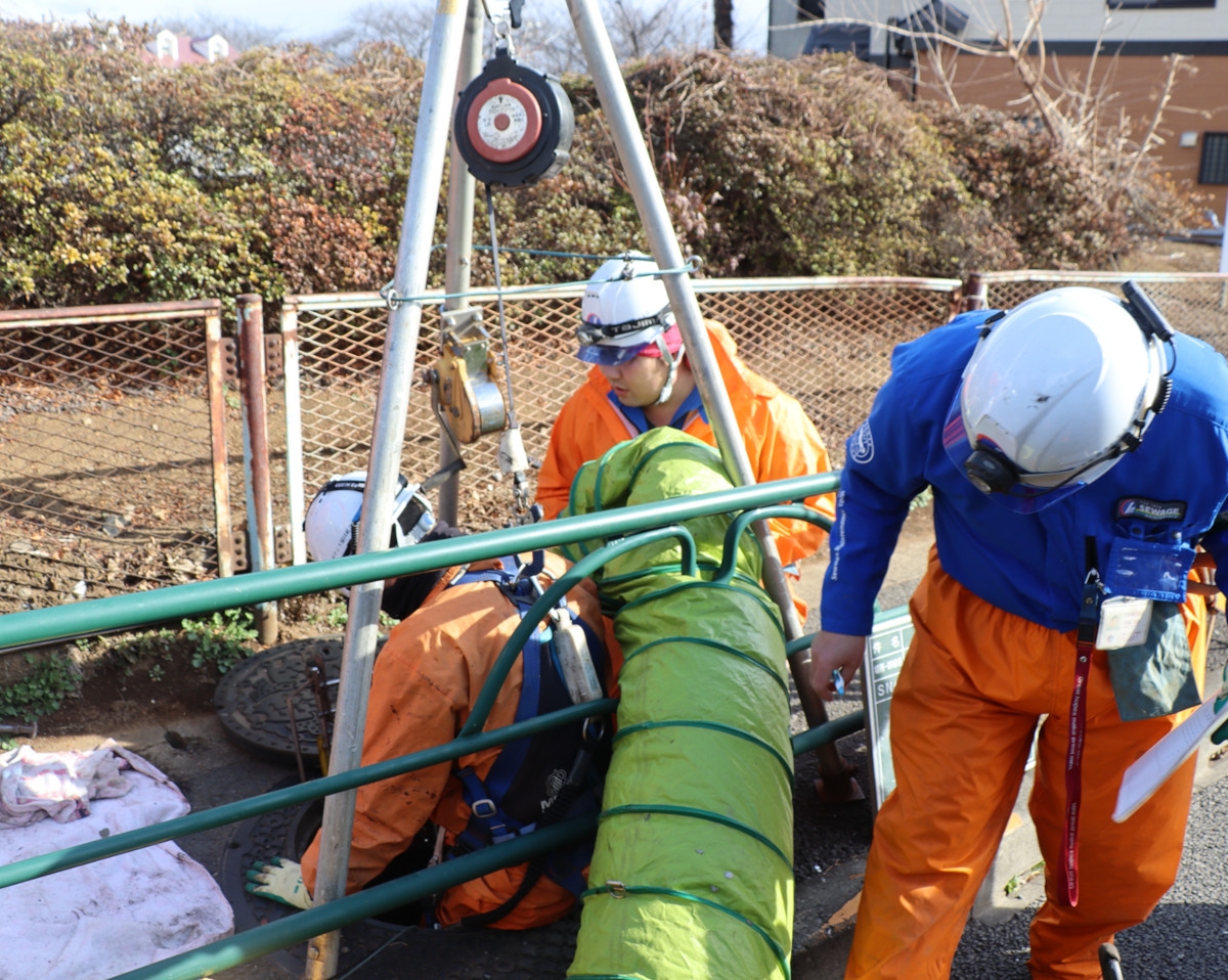 下水道管の点検の例。2025年2月4日に東京都が実施した緊急点検で、作業員がマンホールの中へ入っていく様子（写真：日経クロステック）