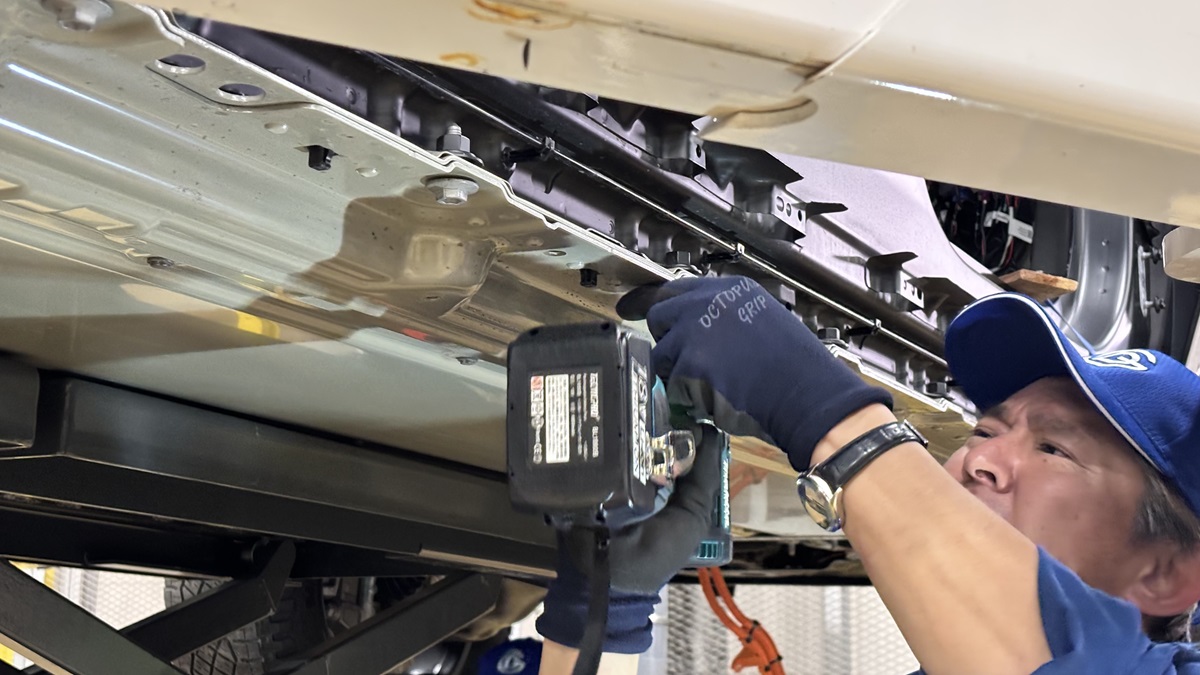 Cybertruck分解で見えたTeslaの大胆設計、座席を電池に固定 | 日経