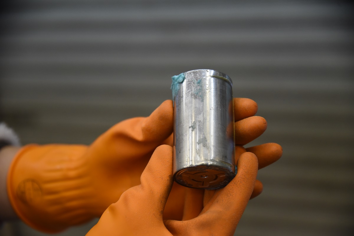 Cybertruck分解で見えたTeslaの大胆設計、座席を電池に固定（3ページ目