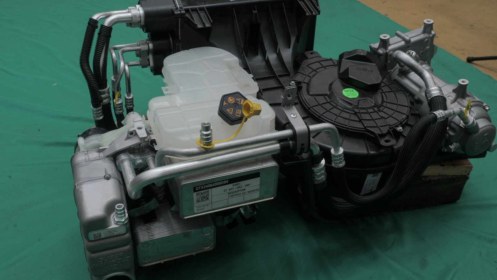 Cybertruckの熱マネ「シンプルな美」を追求、電気ヒーター排除 | 日経