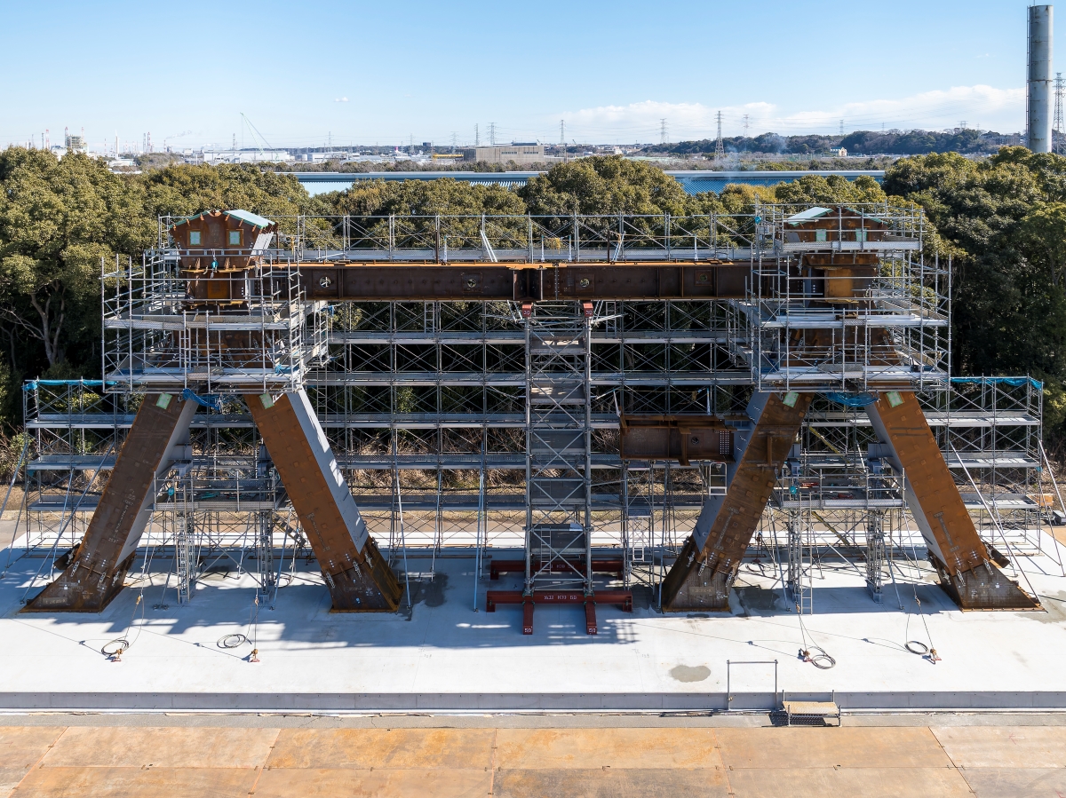 清水建設は2025年1月、実際に使用する柱を利用してダイヤグリッド架構の仮止めを実施した（写真：清水建設）