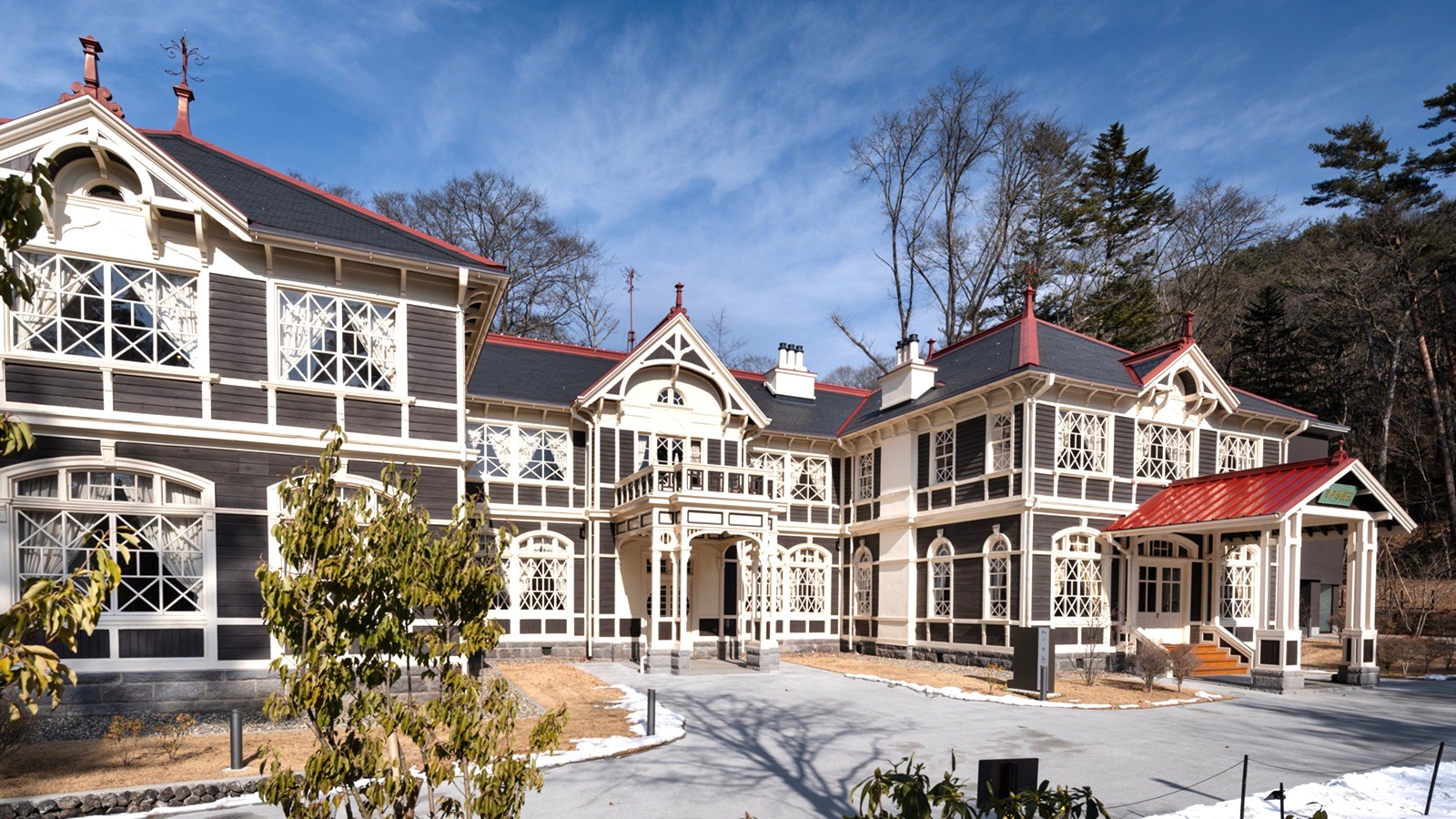 軽井沢の「旧三笠ホテル」、5年半の改修で車寄せがある昭和初期の姿に