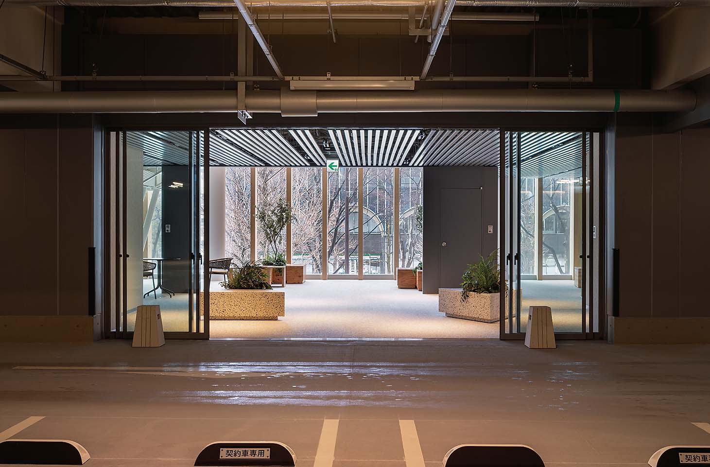 2階駐車場からラウンジを見る。視線が抜けて、開放感がある（写真：浅田 美浩）