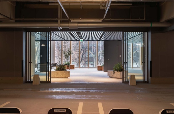2階駐車場からラウンジを見る。視線が抜けて、開放感がある(写真:浅田 美浩)