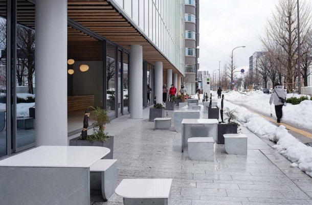 1階エントランスホールの道路側は全面開放できる引き戸を採用。外には座って休める造作家具を設置(写真:浅田 美浩)