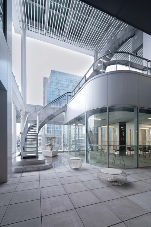 3階テラス。外階段で自由に行き来できる(写真:浅田 美浩)