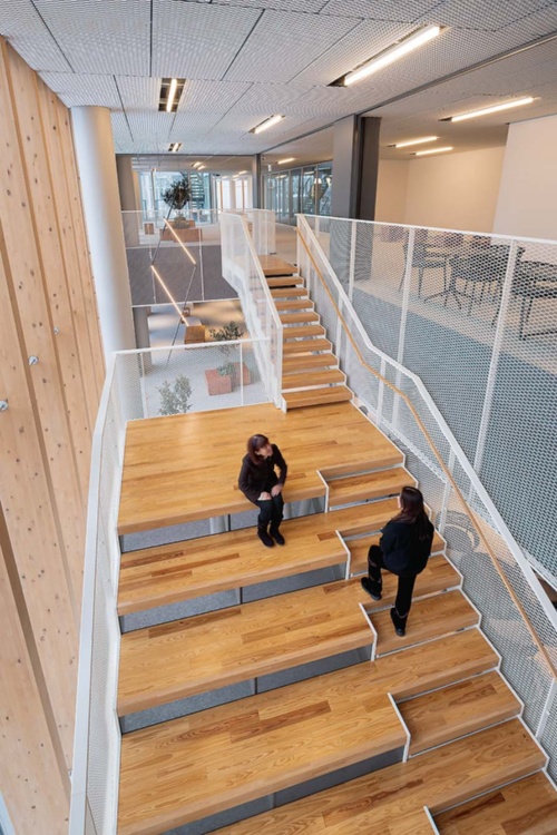 3階ラウンジのステージ階段。ミーティングにも使える(写真:浅田 美浩)