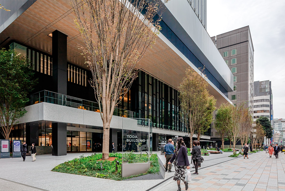 旧社屋の建築面積相当分を中央通りに面した間口120mの広場に充てた。パブリックアートやベンチを設置し、憩いの空間を提供している（写真：髙橋 菜生）