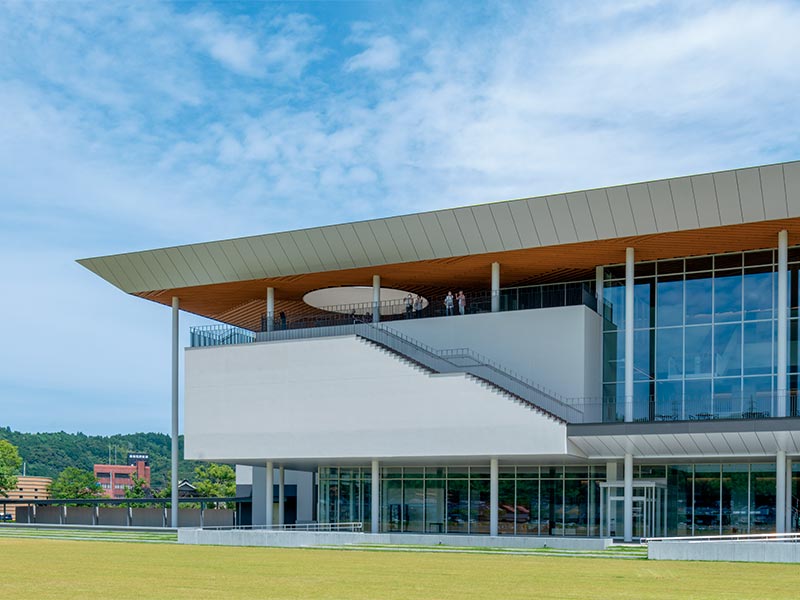 槇文彦の思い伝える鳥取県立美術館、街の特等席を「無償の愛」の精神で開放