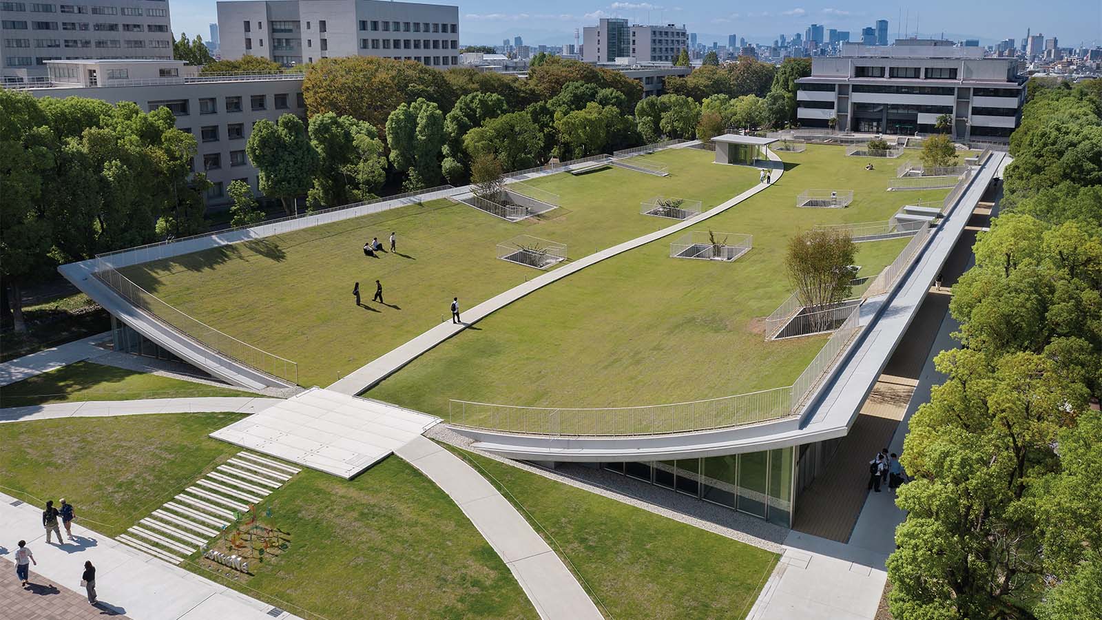 大地がめくれたような緑の大屋根、名古屋大学構内の交流施設「コモネ」