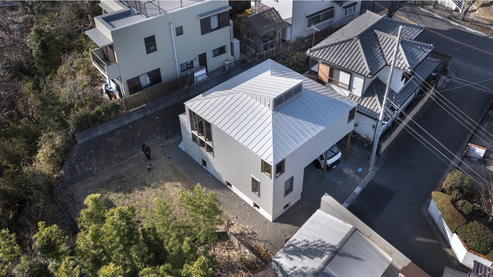 裏から見た現代住宅 Room Tour] Like a scene from a movie. A stylish couple built a mid